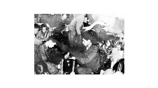 建校初期汽車系學(xué)生在工廠進行生產(chǎn)實習(xí)   